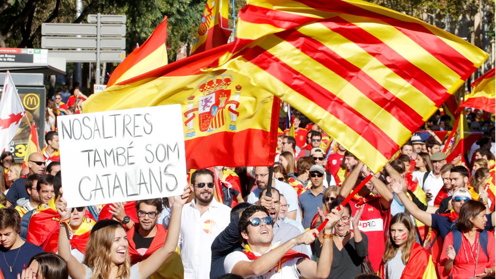 Participantes en la manifestación convocada por Societat Civil Catalana en defensa de la unidad de España