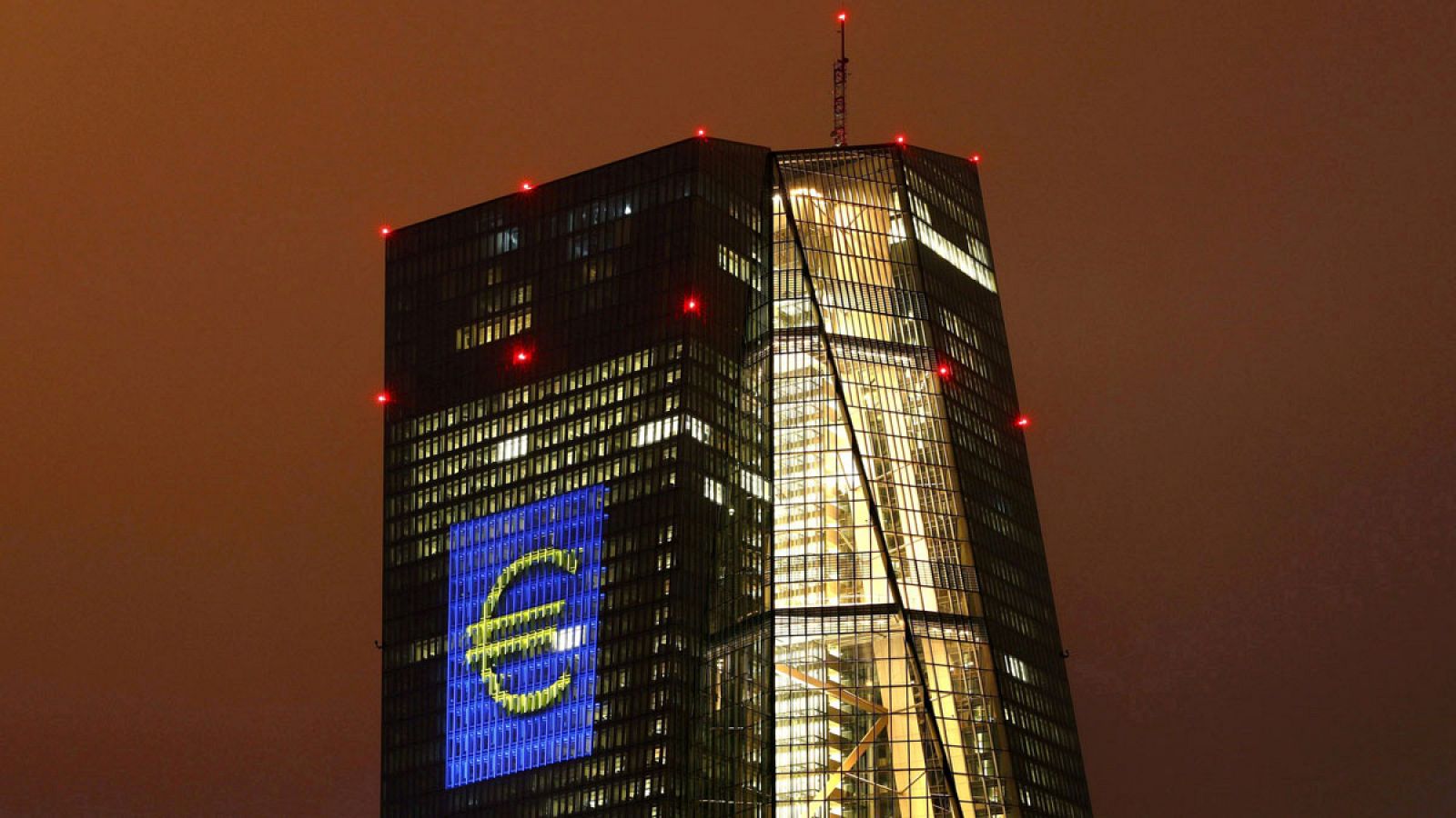 La sede del BCE en Fráncfort, iluminada con el signo de un euro gigante