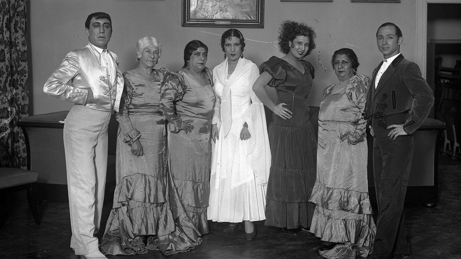 La Compañía de Bailes Españoles caracterizada para 'El amor brujo', 1933. De izq a dcha, Rafael Ortega, la Malena, Encarnación López ('La Argentinita'), Pilar López, la Macarrona y Antonio Triana.