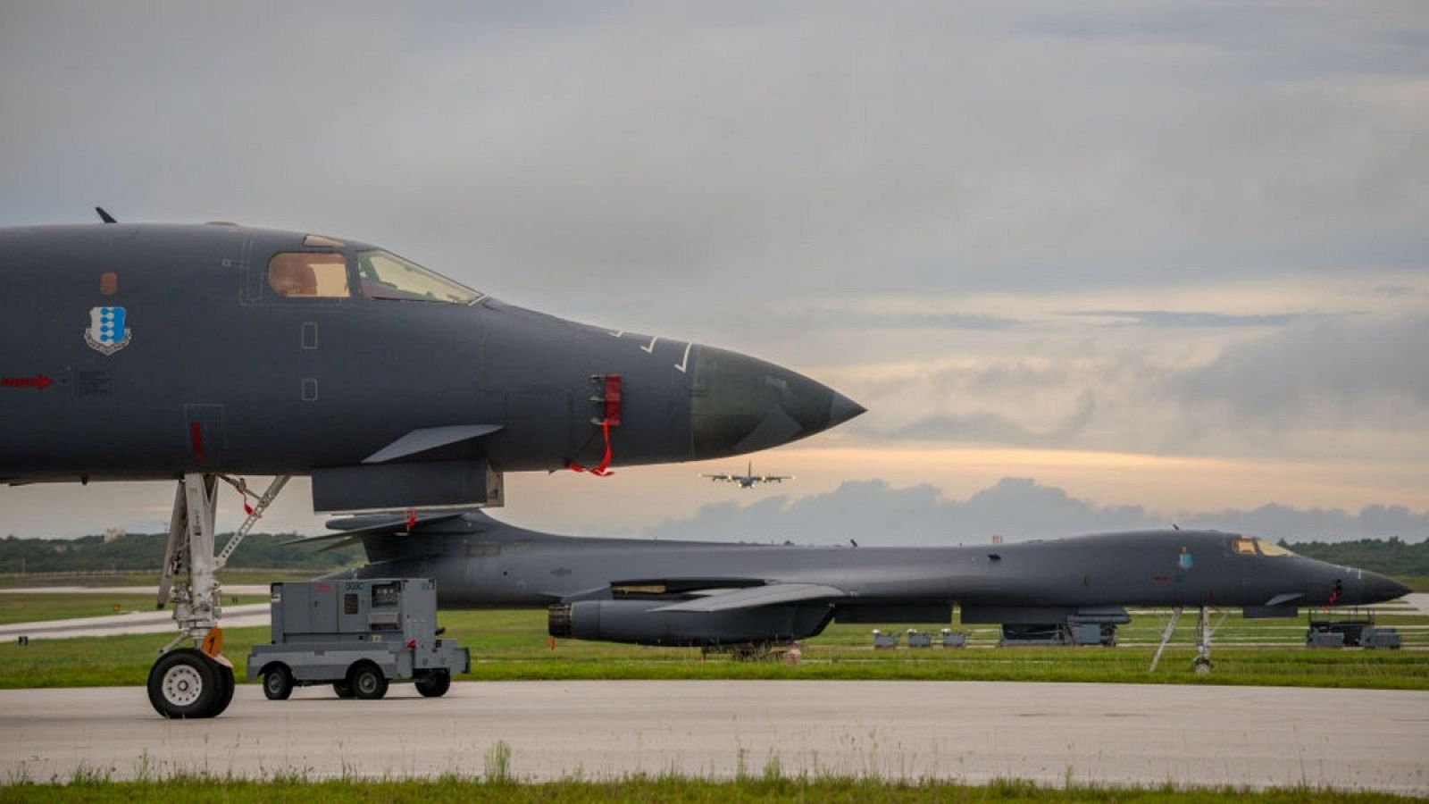 Dos aviones militares estadounidenses sobrevuelan Corea