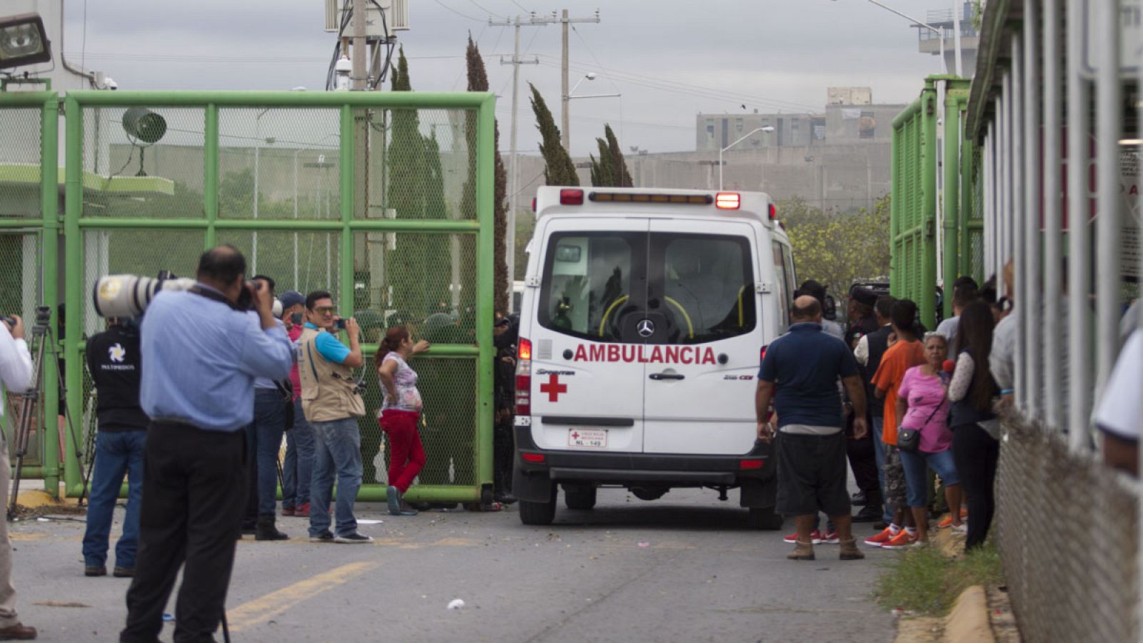 Familiares observan el acceso de una ambulancia a la prisión de Cadereyta