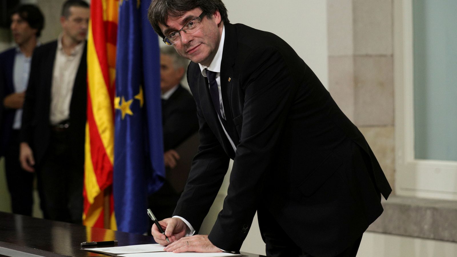 El presidente de la Generalitat, Carles Puigdemont, firma la declaración de indepencia en el Parlament de Cataluña