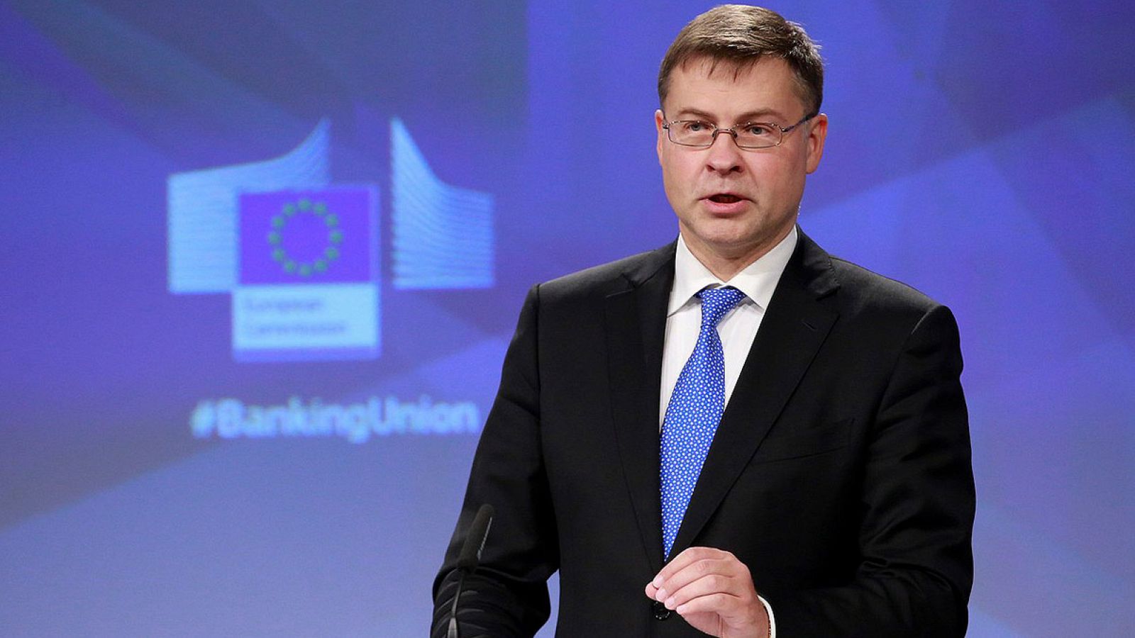 El vicepresidente de la Comisión Europea (CE) para el Euro y el Diálogo Social, Valdis Dombrovskis, durante la rueda de prensa en Bruselas
