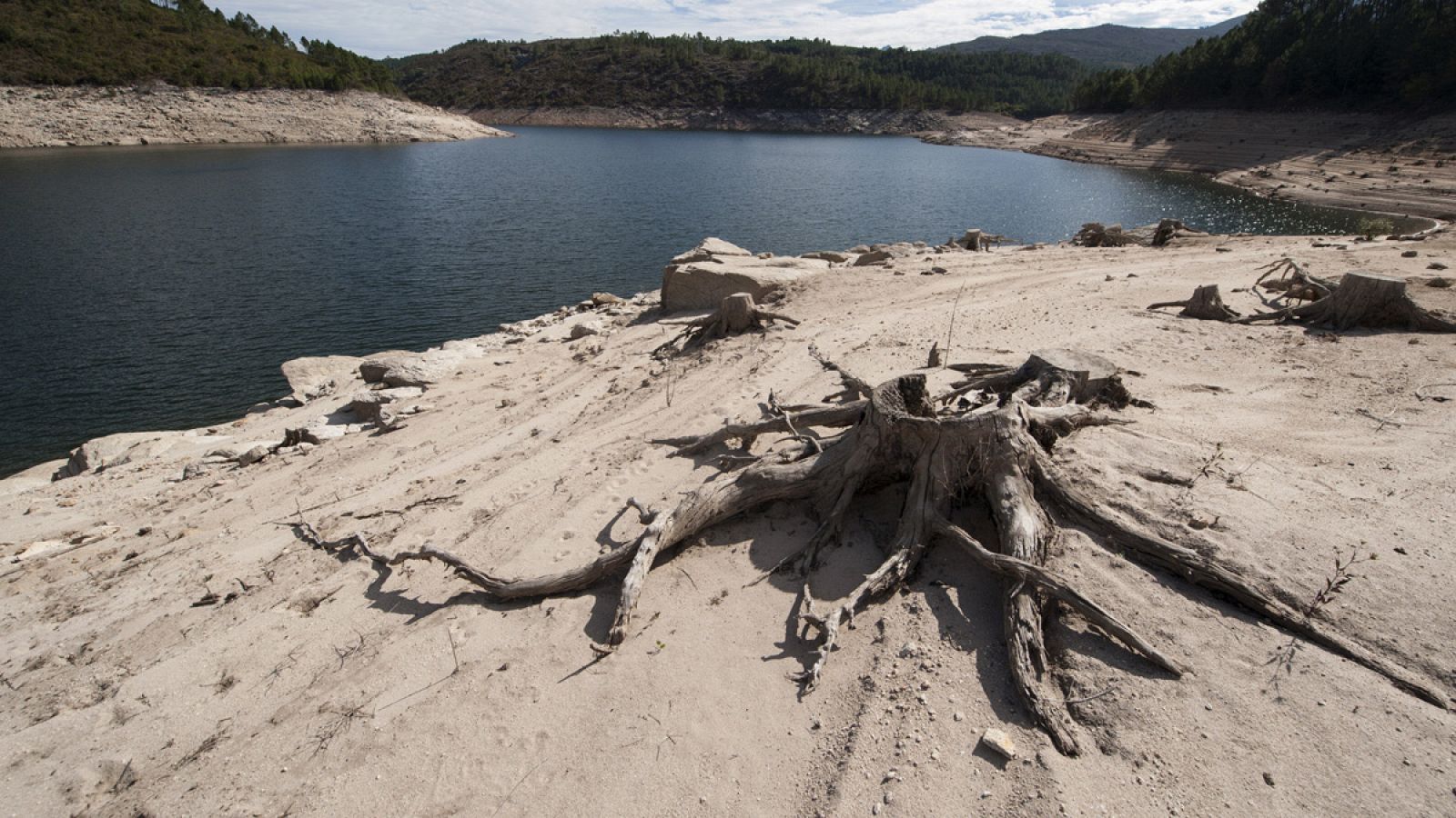 Aspecto que presentaba el 1 de octubre el embalse de Linsoso, en el municipio orensano de Lobios