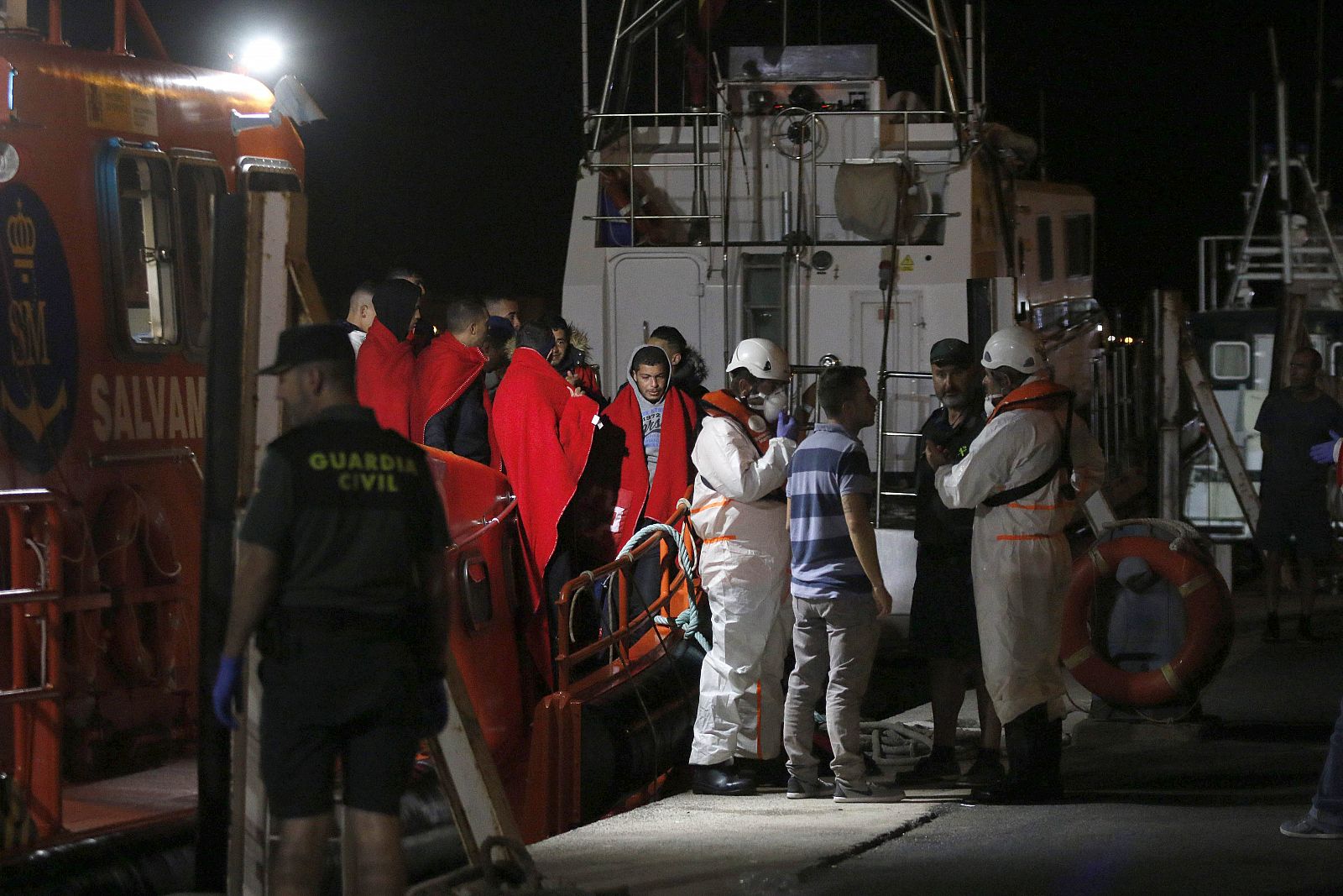 Anoche llegaban al puerto de Almería 16 varones de orígen magrebí tras ser rescatados