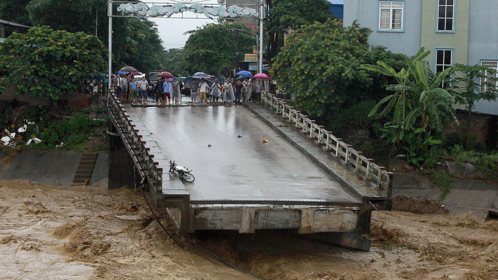 Puente destruido en la provincia de Yen Bai, en Vietnam