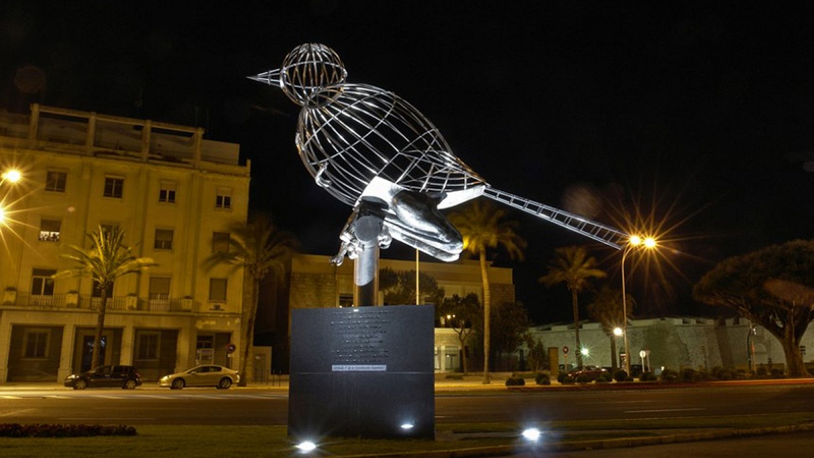 El 'Jaulájaro', monumento a la Constitución que es una de las obras más conocidas del gaditano Luis Quintero