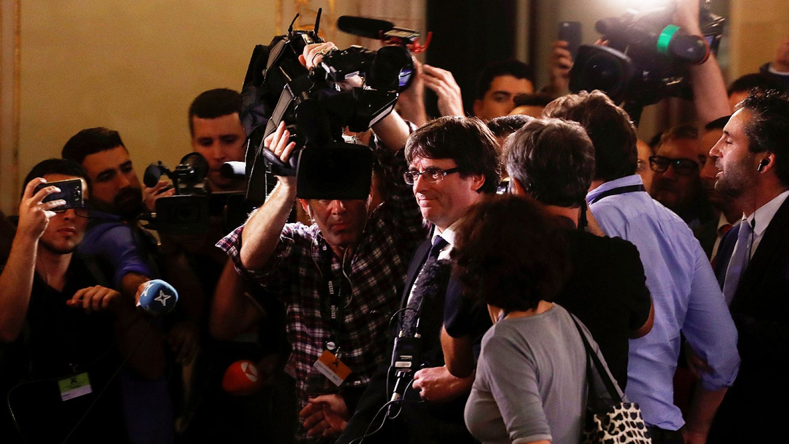 Los periodistas rodean a Carles Puigdemont tras el pleno en el Parlament en el que declaró la independencia de Cataluña y a continuación la suspendió.