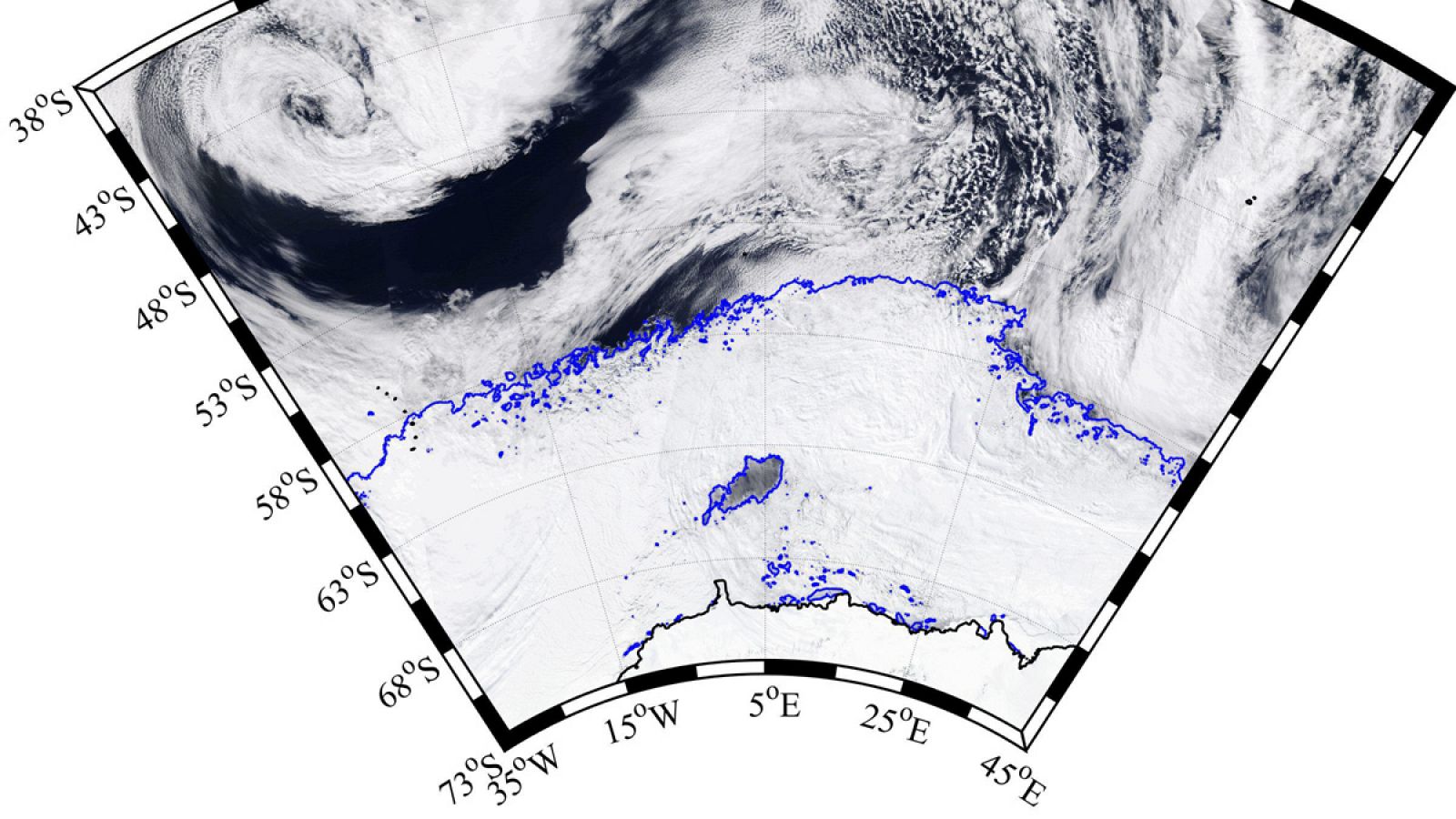 La polinia surgida en la Antártida, delimitada en color azul en la parte inferior de la imagen.