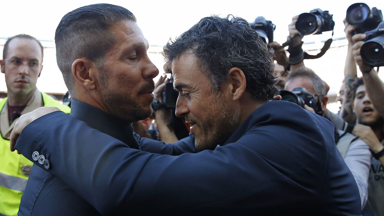 Diego Simeone y Luis Enrique, exentrenador del Barça, se saludan en un partido anterior.