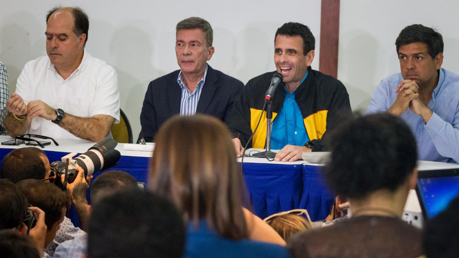 Henrique Capriles, junto a otros miembros de la Mesa de la Unidad Democrática (MUD), en rueda de prensa