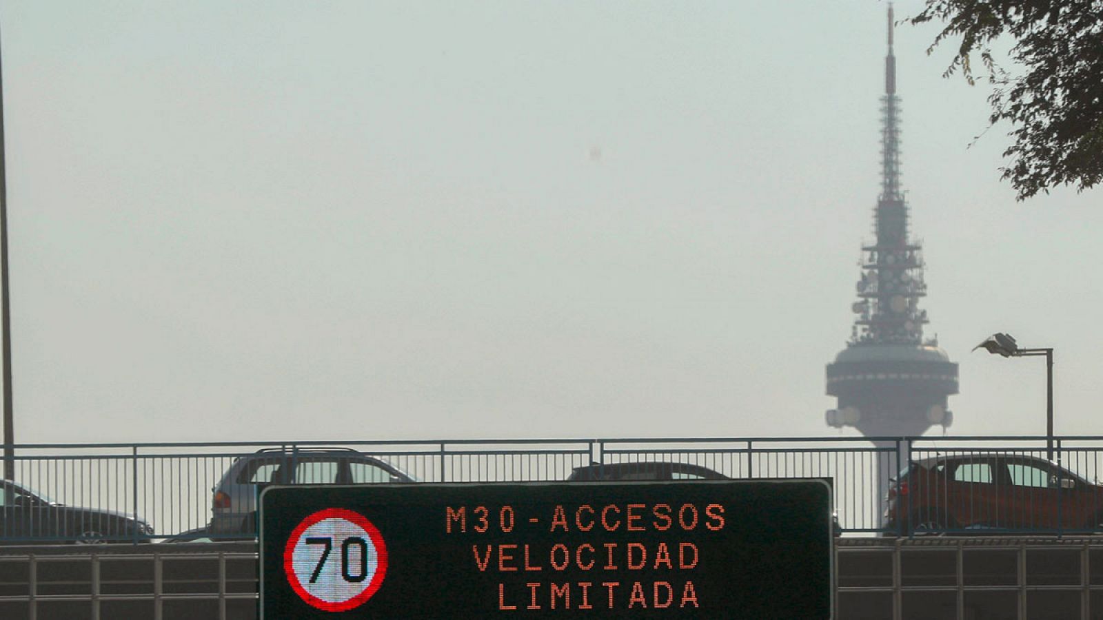 Madrid mantiene el domingo el límite de velocidad por la contaminación pero permite aparcar en el centro