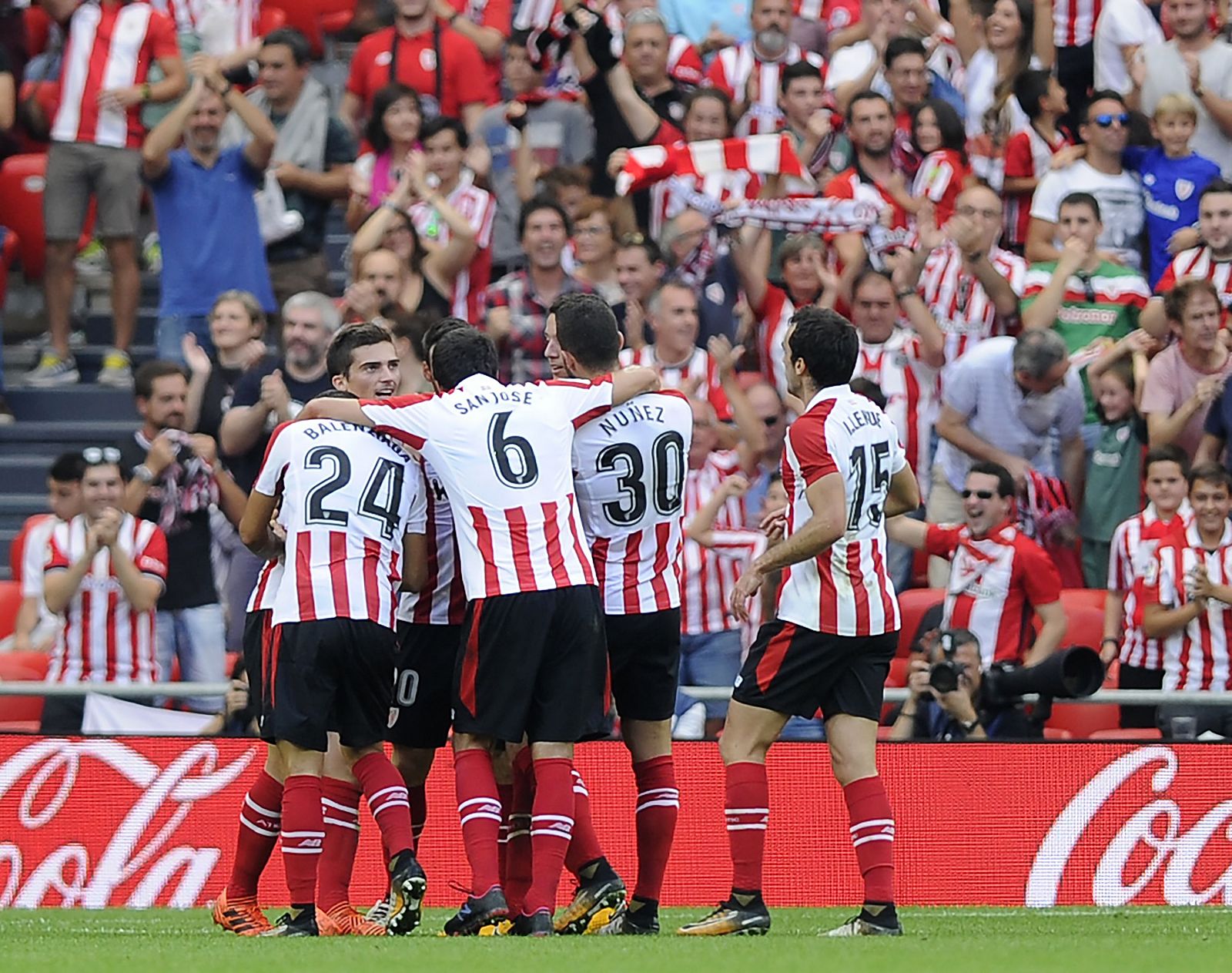 Los jugadores del Athletic celebrando el gol anotado por Mikel Vesga.