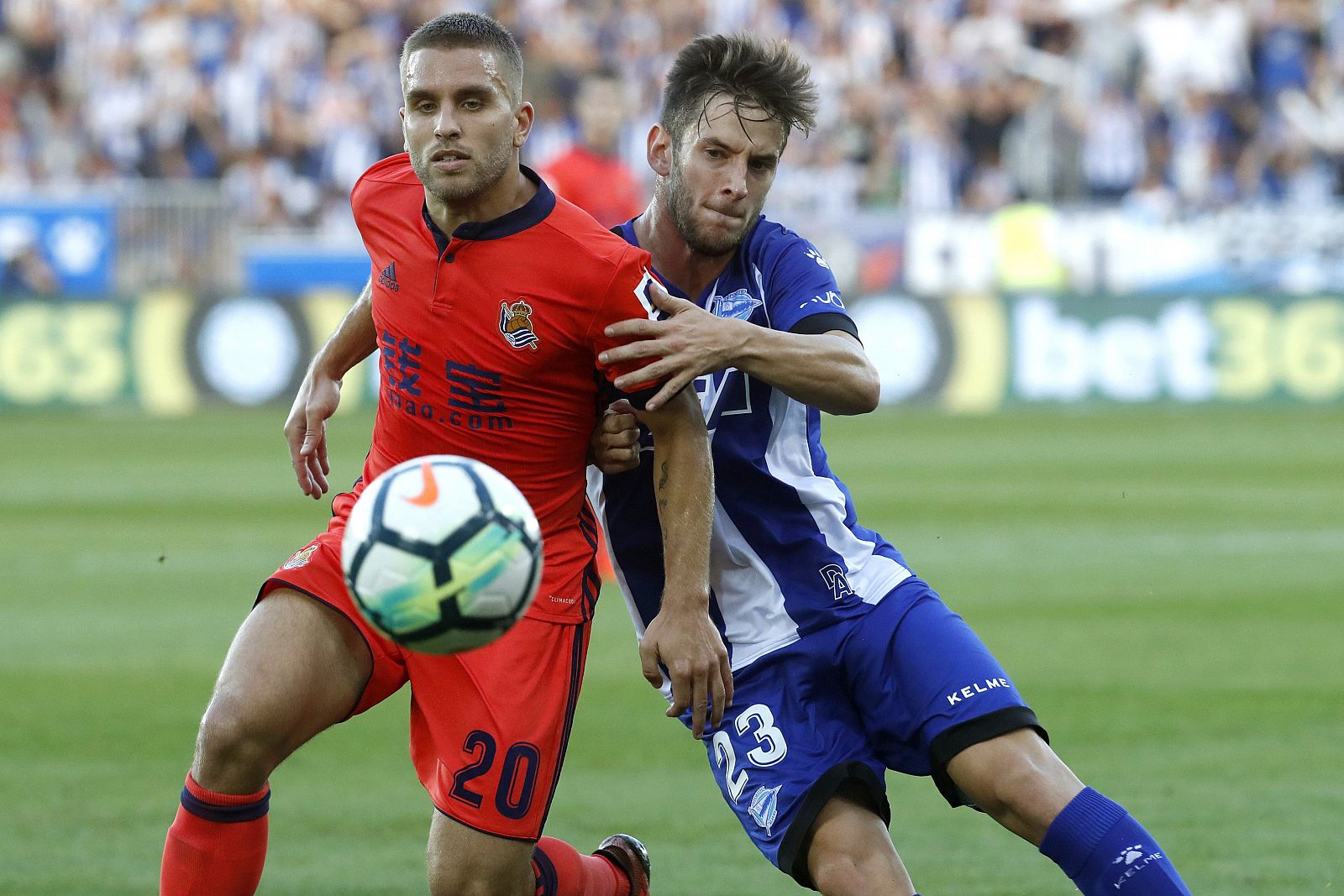 El jugador de la Real Sociedad Kevin Rodrigues (i) pelea un balón contra el jugador del Alavés Álvaro Medrán