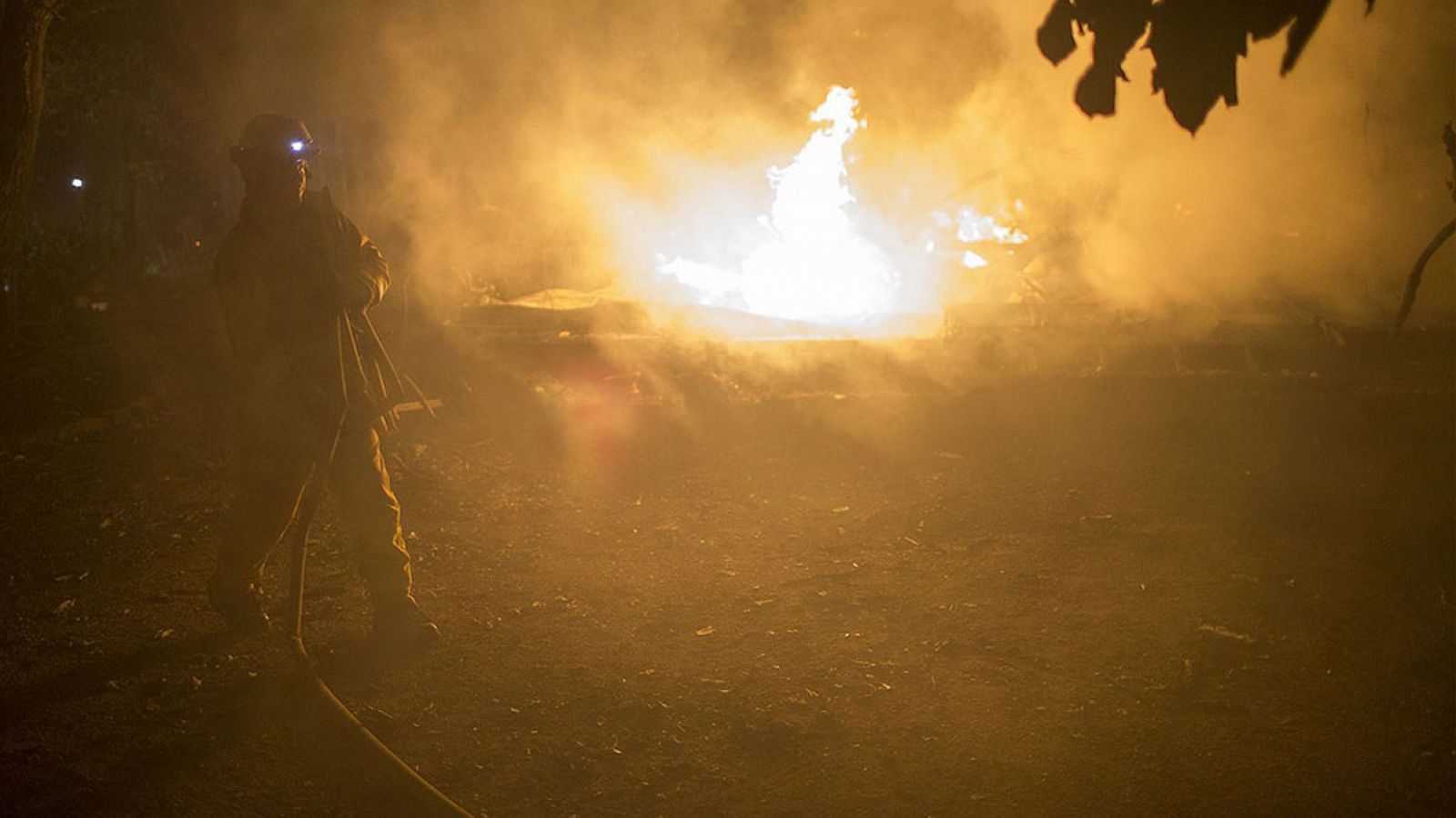 Un bombero combate las llamas en Sonoma, California