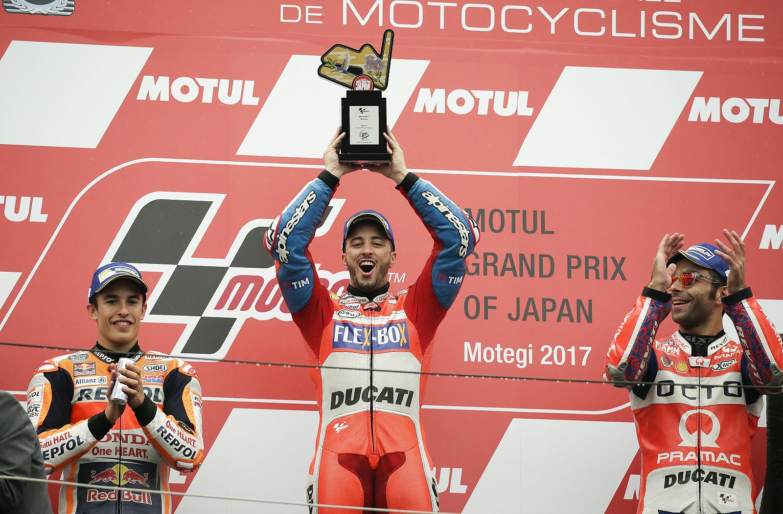 Andrea Dovizioso celebra su victoria en el podio de Motegi.