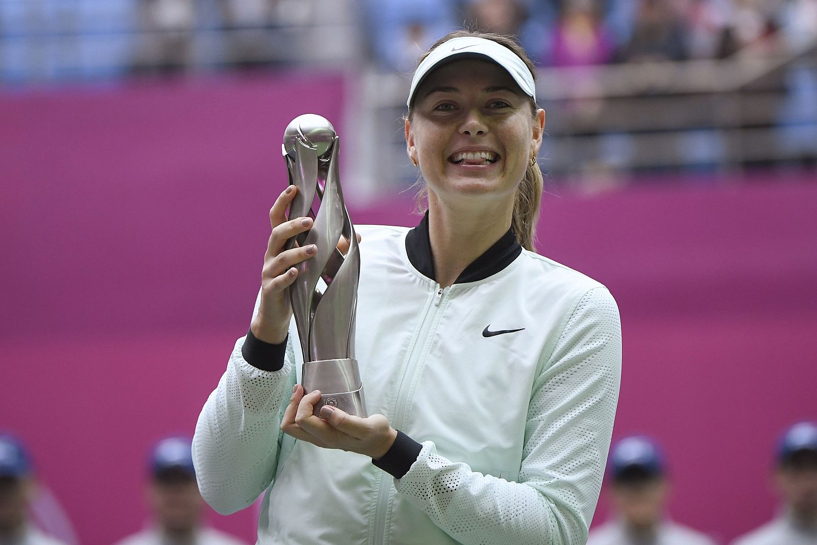 Sharapova posa con su trofeo en Tianjin
