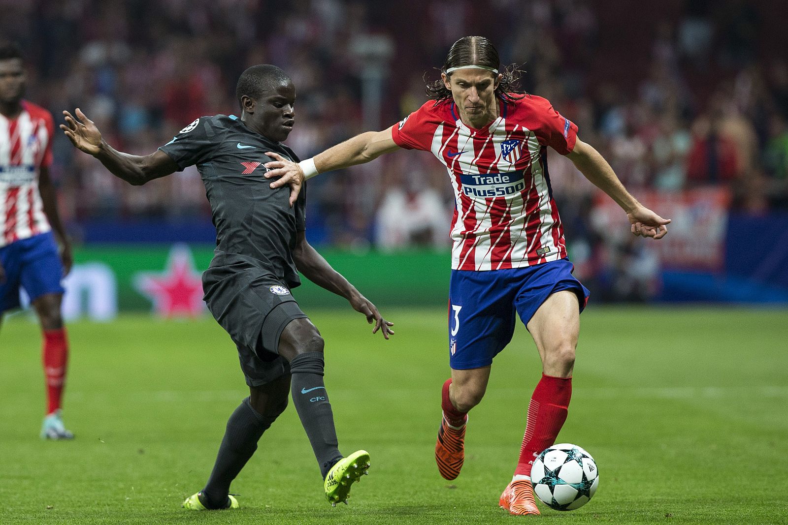 Filipe Luis conduce el balón ante Kanté, del Chelsea, durante el último partido de Liga de Campeones