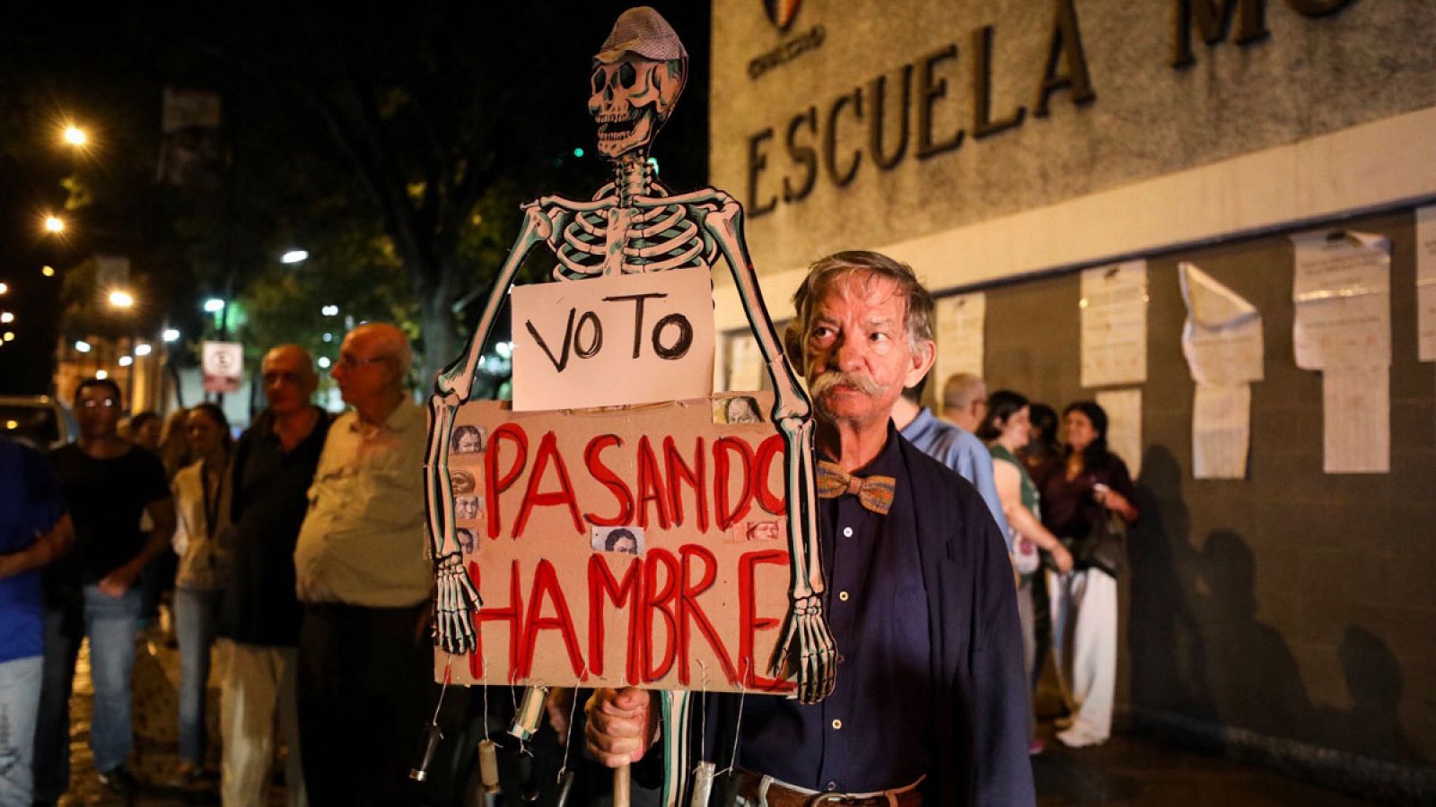 Un hombre protesta al cierre de las mesas electorales en Caracas