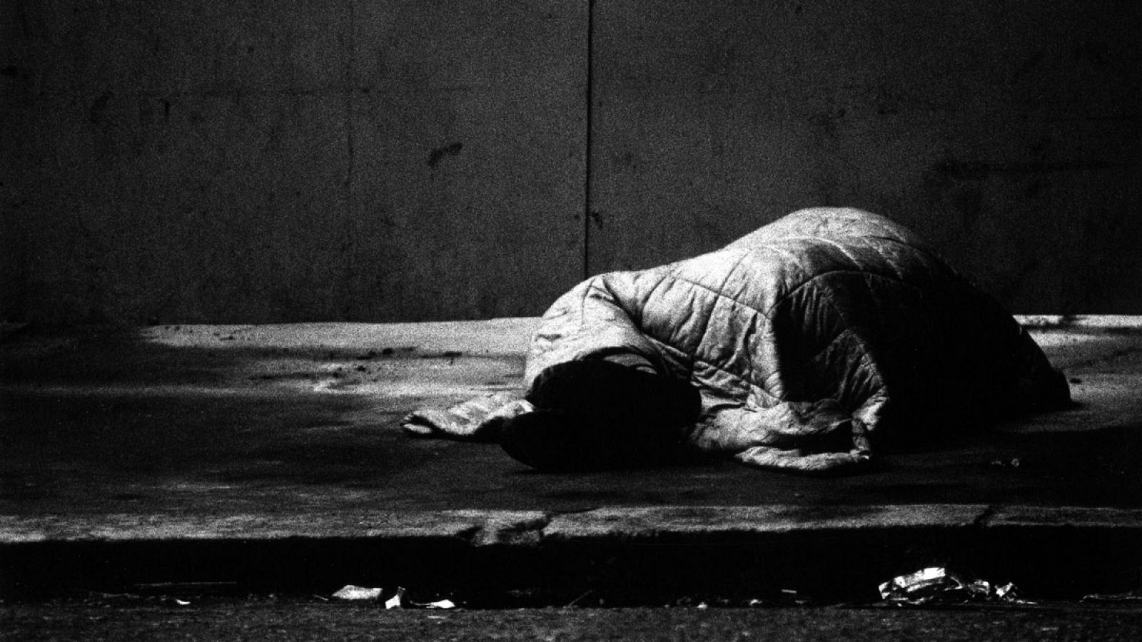Una persona sin hogar duerme en la calle