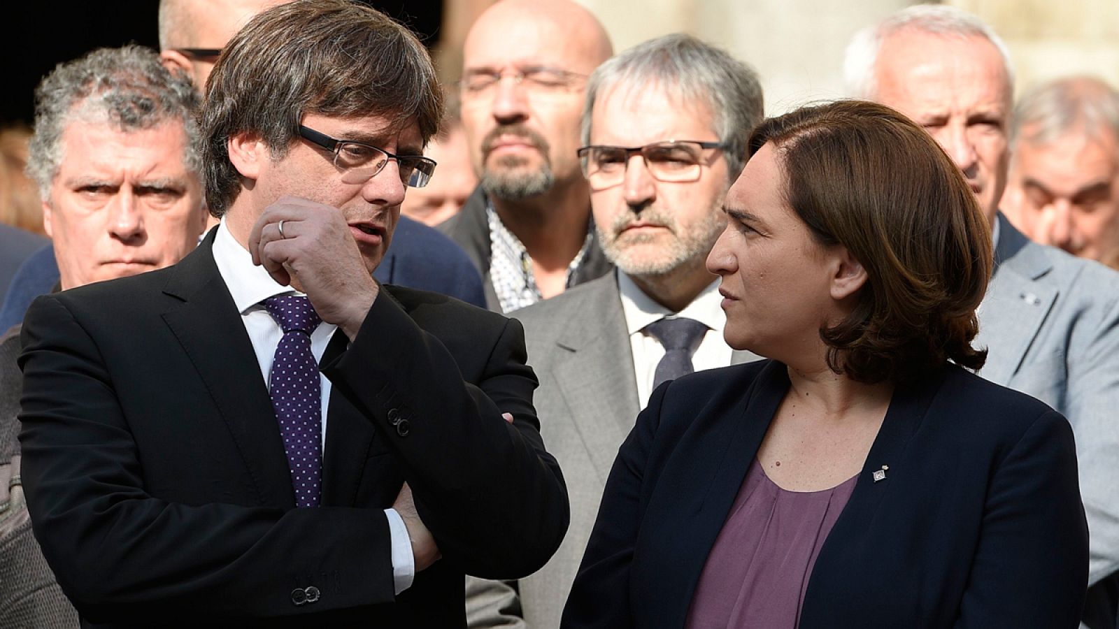 El presidente de la Generalitat, Carles Puigdemont, junto a Ada Colau en la concentración en la plaza Sant Jaume en Barcelona