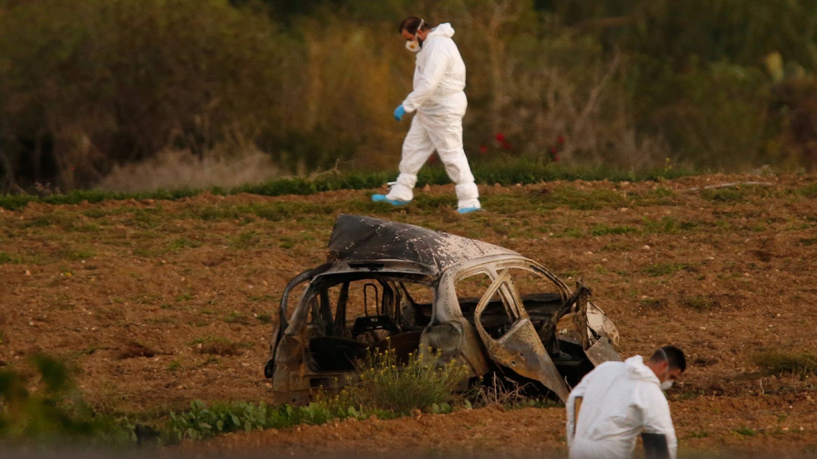 Los forenses recorren la zona donde estalló el coche de la periodista Daphne Caruana.