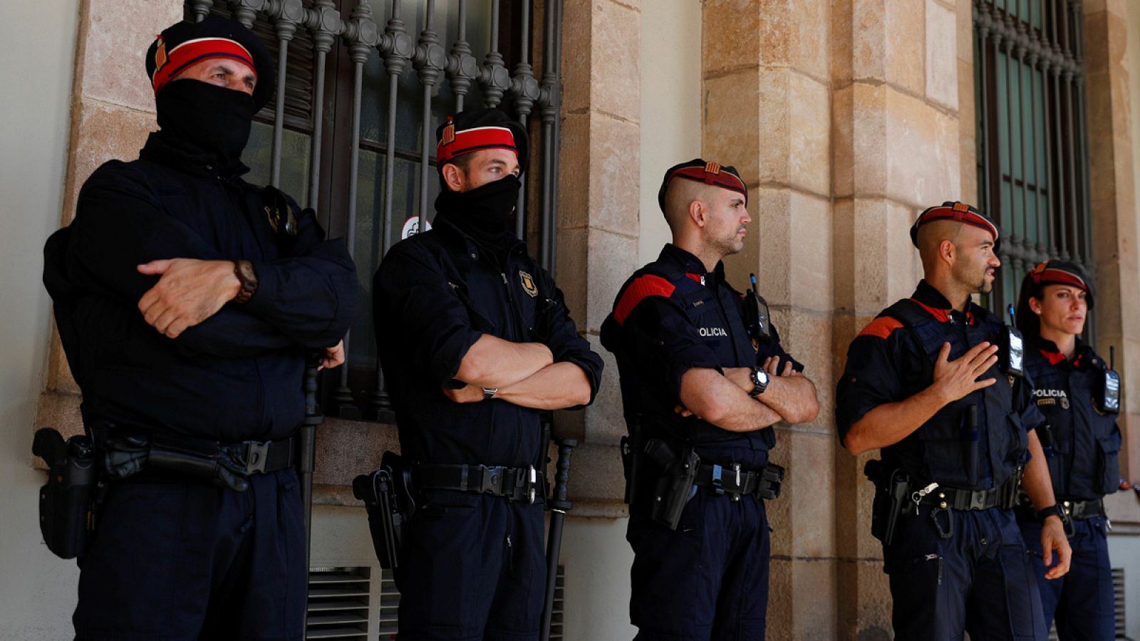 Agentes de los Mossos d'Esquadra hacen guardia ante el Parlament de Cataluña