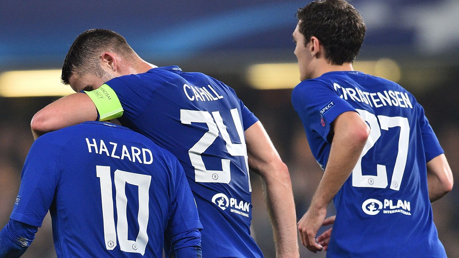 Los jugadores del Chelsea celebran con Hazard uno de sus goles.