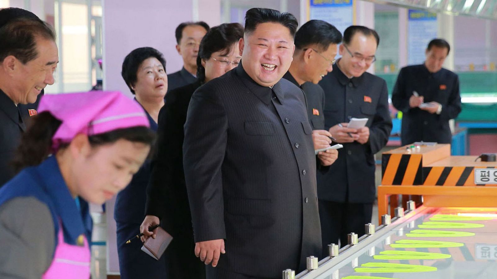 El líder norcoreano, Kim Jong-un, durante una visita a una fábrica textil