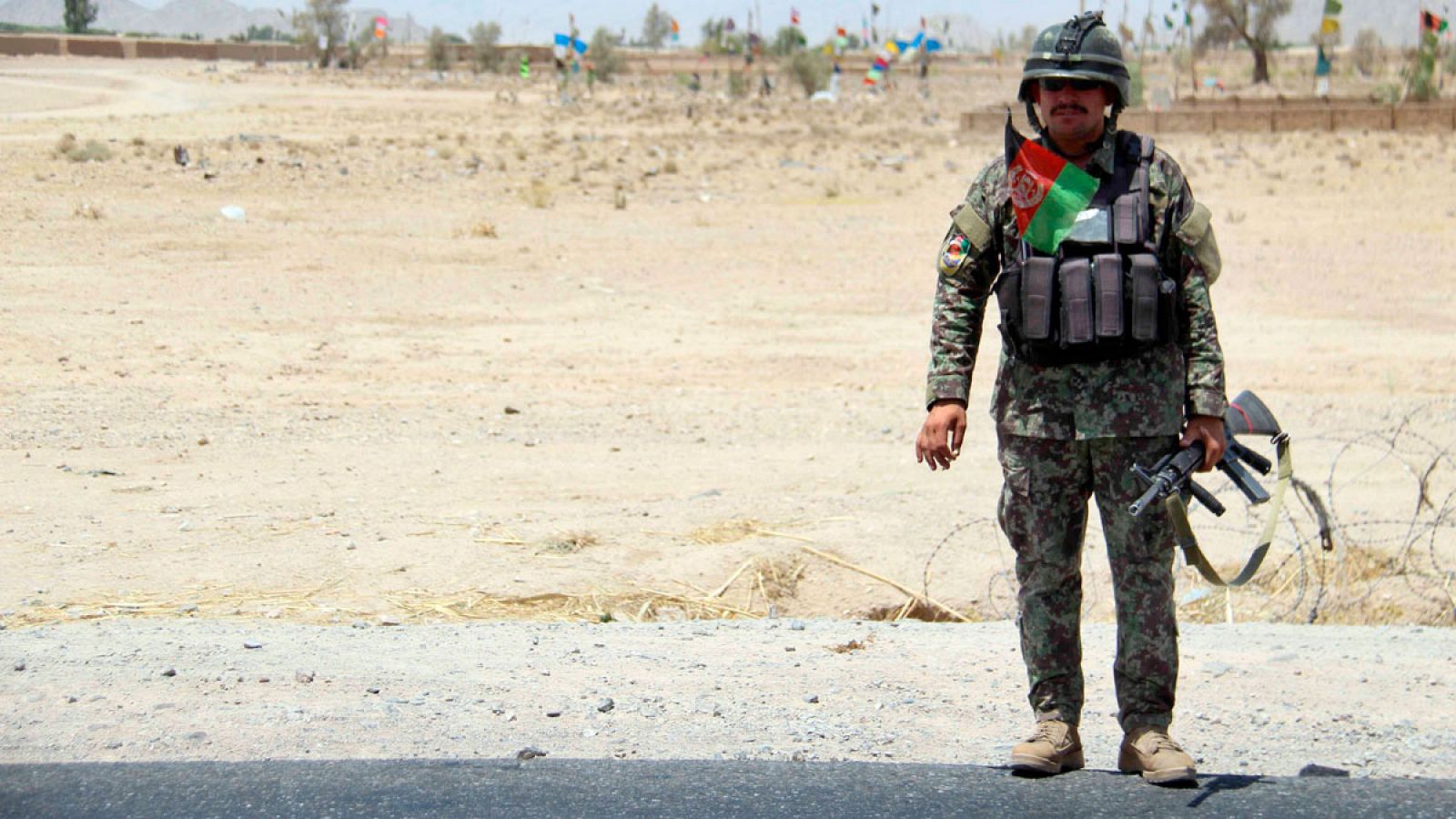 Un soldado monta guardia en un punto de control de una base militar donde al menos 43 soldados han muerto en un ataque de los talibanes.