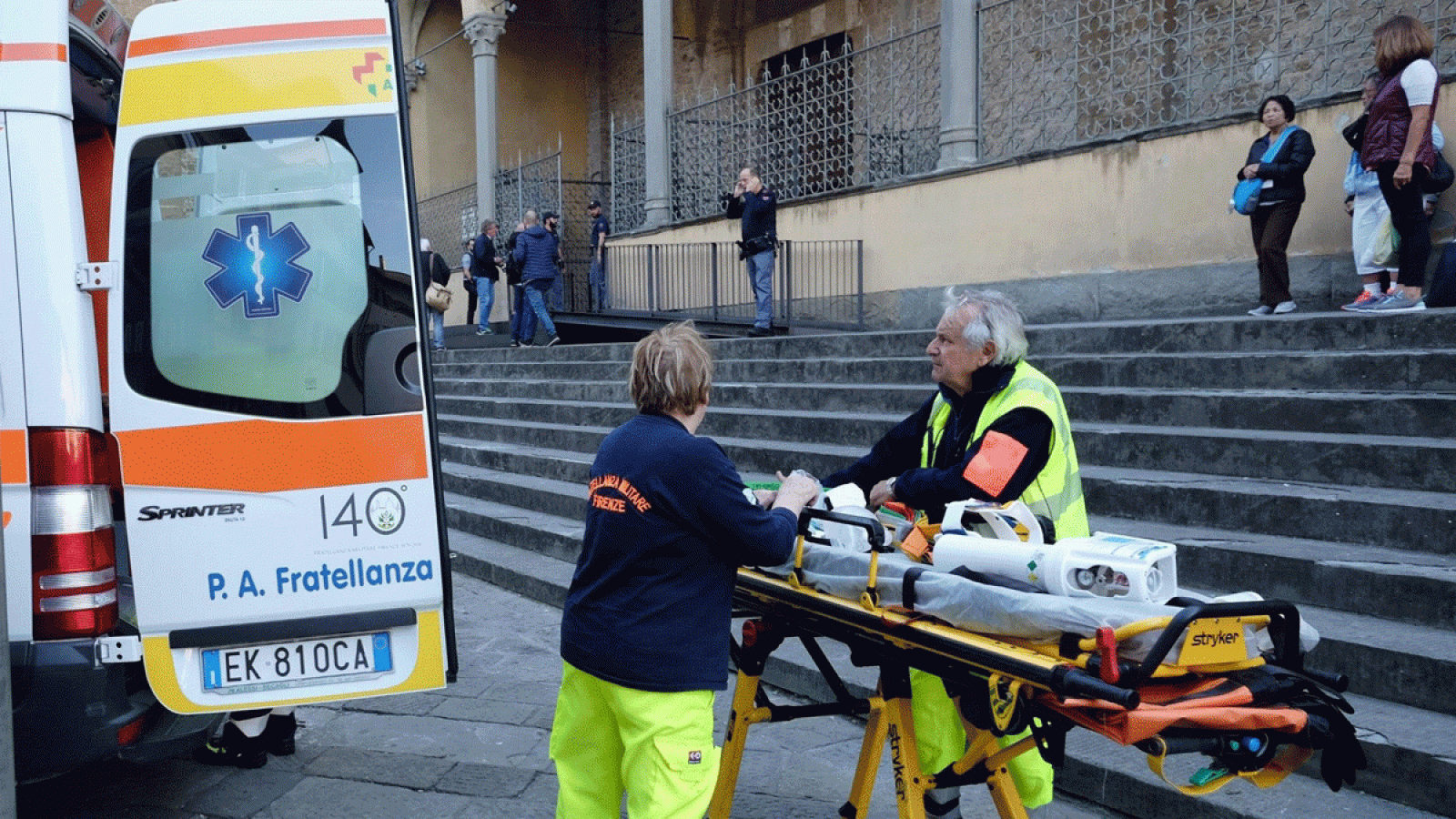Un equipo sanitario traslada una camilla frente a la basílica de Santa Croce.