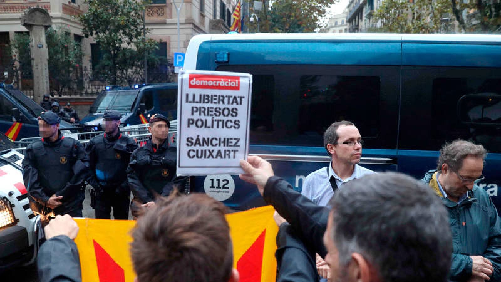 Concentración de la CUP ante la Delegación del Gobierno en Barcelona en protesta por la detención de los presidentes de la Asamblea Nacional de Cataluña (ANC), Jordi Sànchez, y de Òmnium Cultural, Jordi Cuixart.   