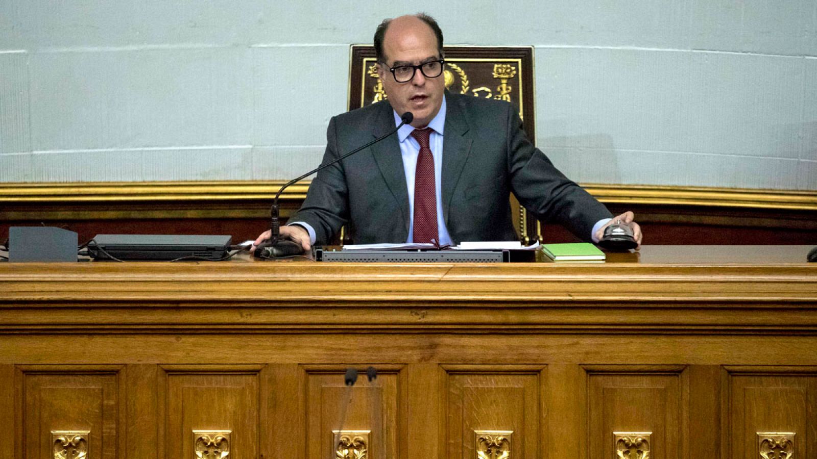 El presidente de la Asamblea Nacional, Julio Borges, hablando durante una sesión del Parlamento el jueves 19 de octubre de 2017 en Caracas (Venezuela).