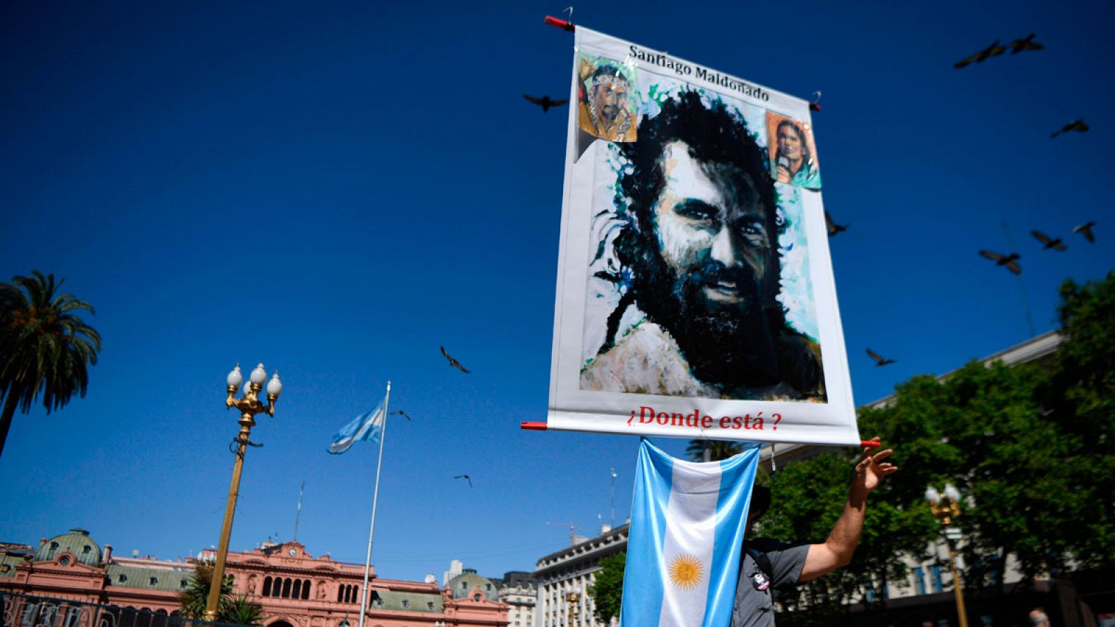 Un hombre sujeta un retrato de Santiago Maldonado durante una manifestación en Buenos Aires.