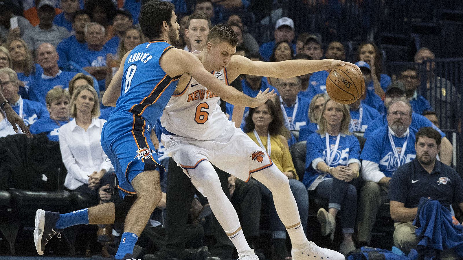 Álex Abrines defiende a Porzingis en el partido contra los Knicks.