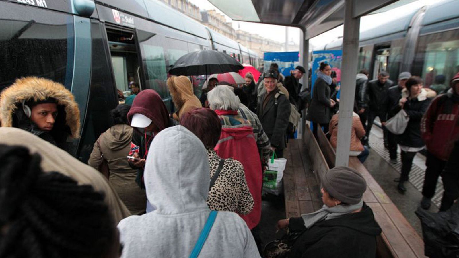 Andenes llenos de gente que espera a los tranvías en servicios mínimos en el centro de Burdeos