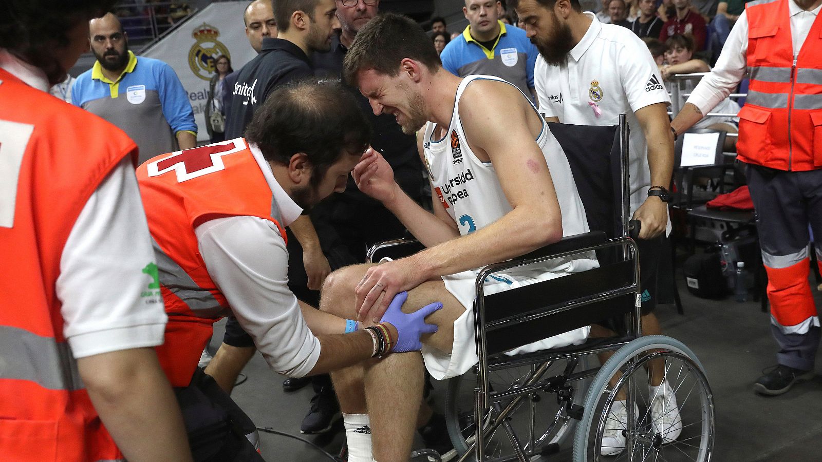 Kuzmic, en silla de ruedas, tras lesionarse en el partido de Euroliga.