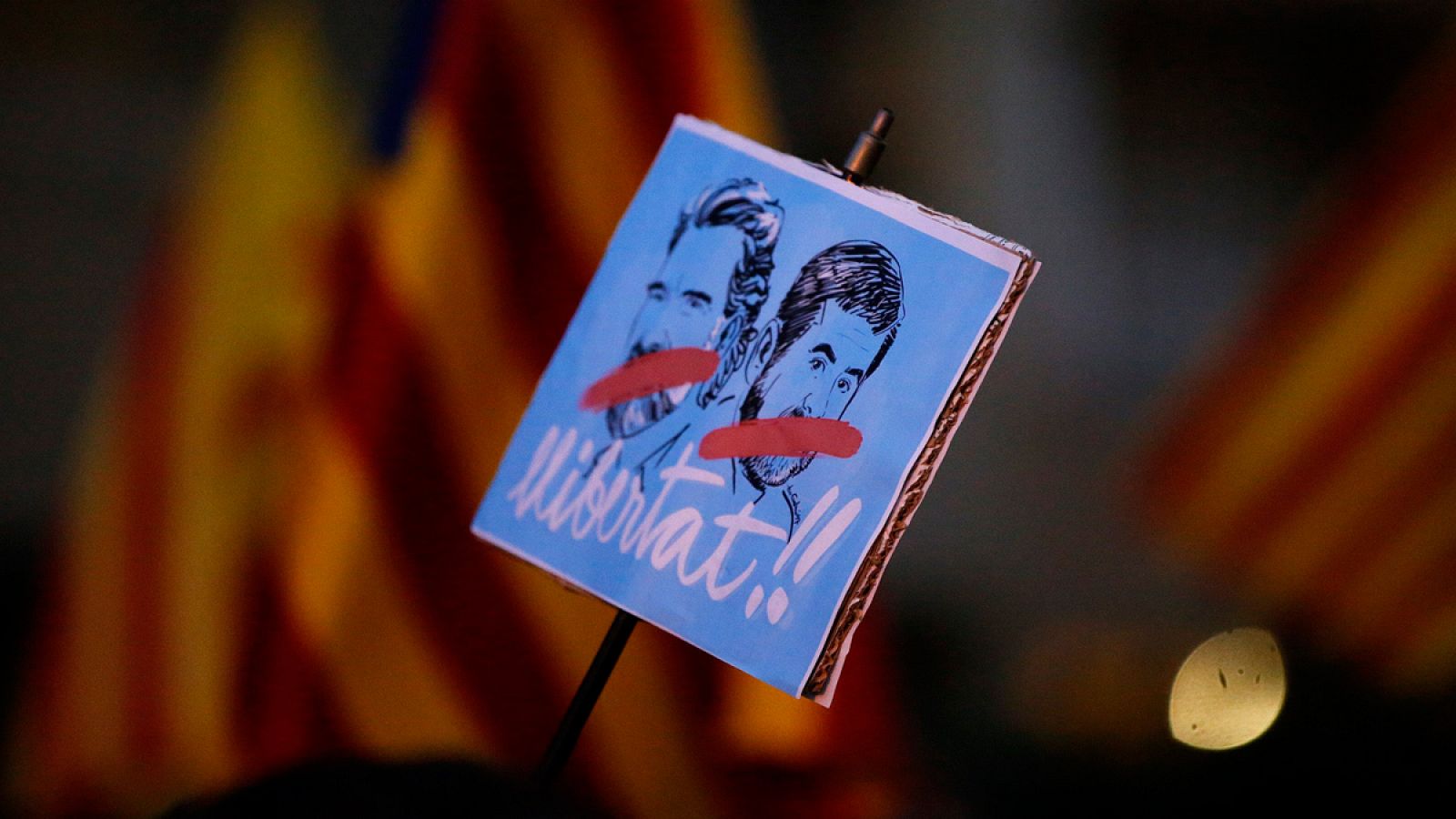 Un cartel pidiendo la libertad de Jordi Sànchez y Jordi Cruixart en una maniestación en Perpiñán (Francia), el 17 de octubre