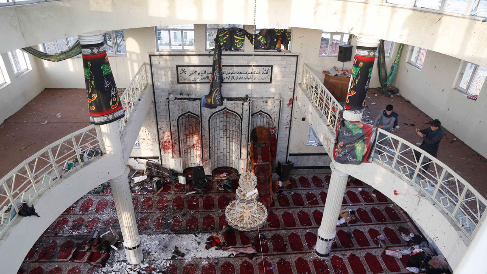 Imagen de los desperfectos tras el atentado del viernes 20 de octubre de 2017 en una mezquita de Kabul.