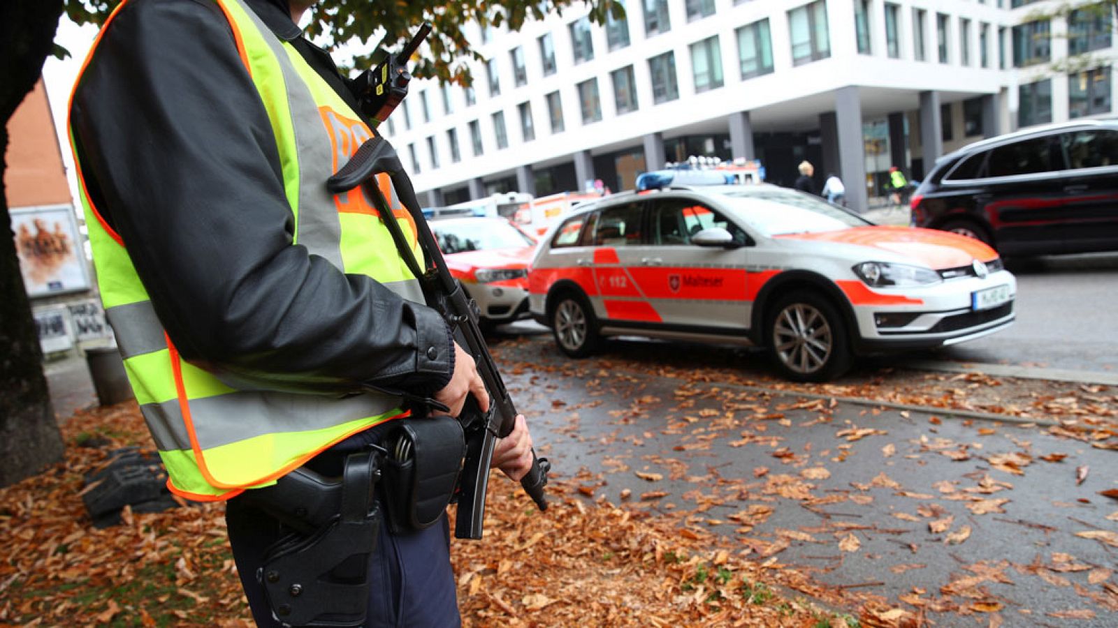 Un agente de policia, en el lugar donde ha tenido lugar el acuchillamiento de varias personas en Múnich