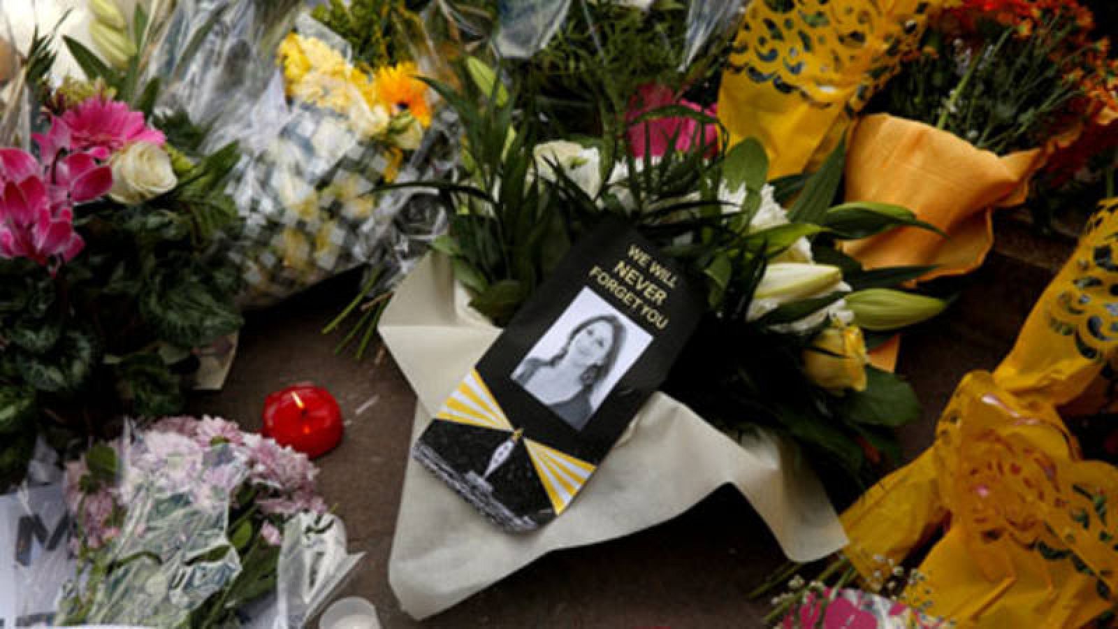 Flores y velas para homenajear el pasado 19 de octubre de 2017 a la periodista asesinada.