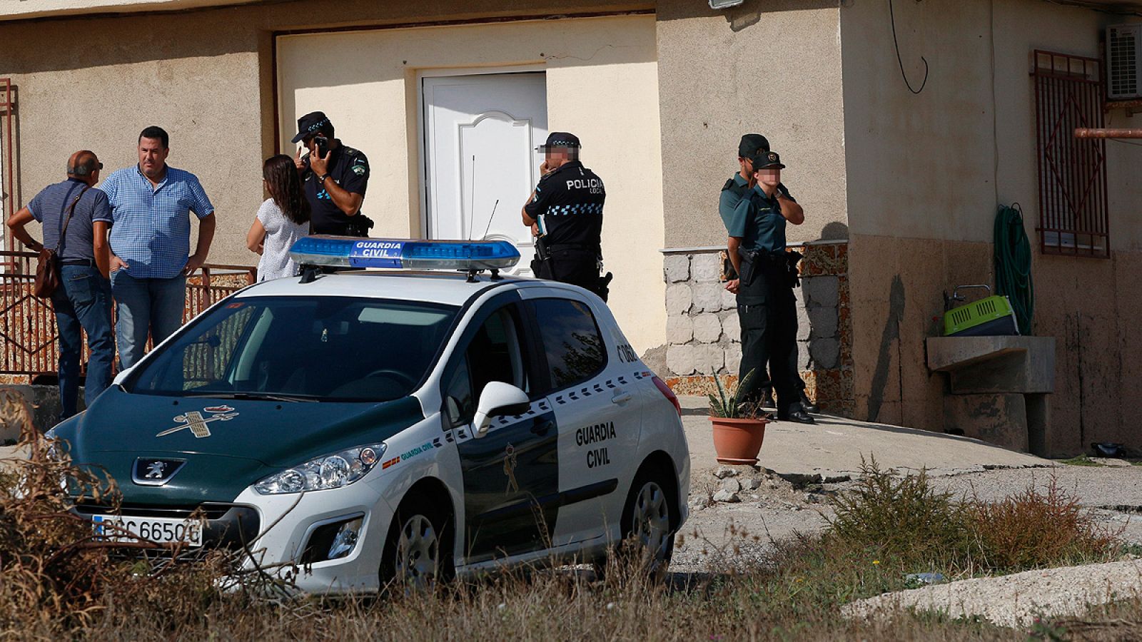 En la imagen, agentes de la Policía Local y Policía Judicial de la Guardia Civil investigan el asesinato de Cuevas de Almanzora.