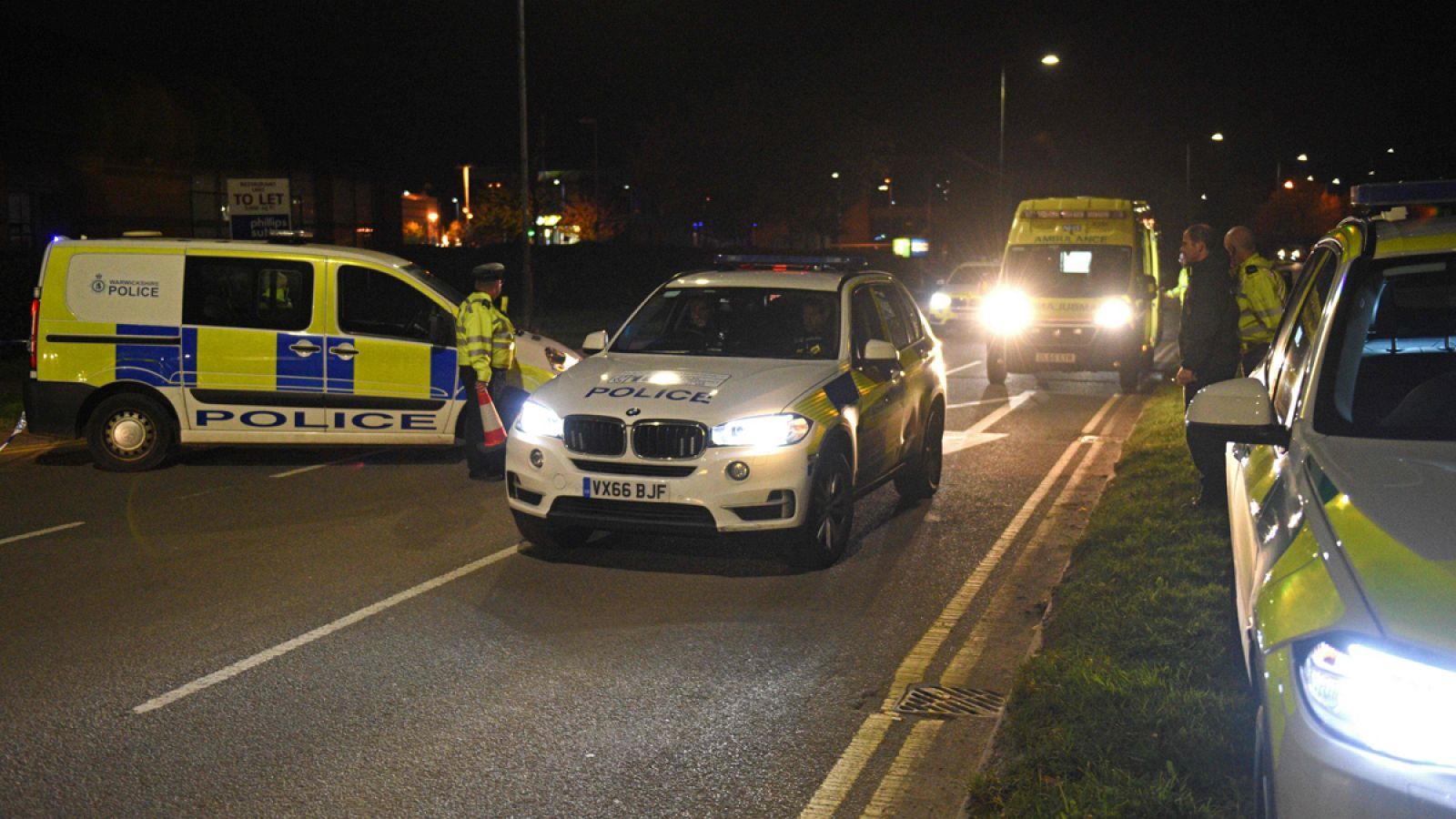 Despliegue policial alrededor del centro de ocio Bermuda Park de Nuneaton (Reino Unido).