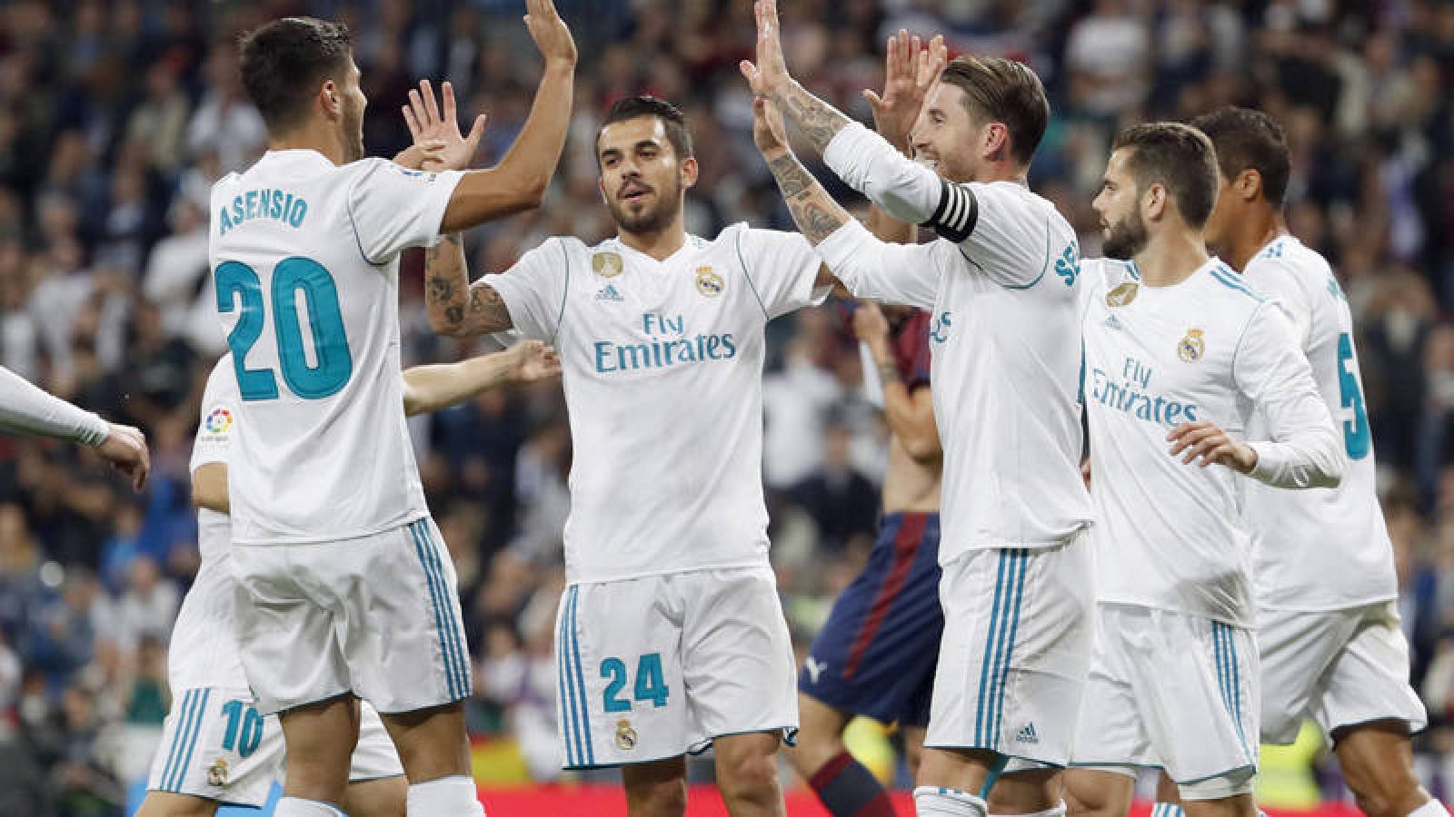 Los jugadores del Real Madrid celebran el primer gol del equipo frente al Eibar.