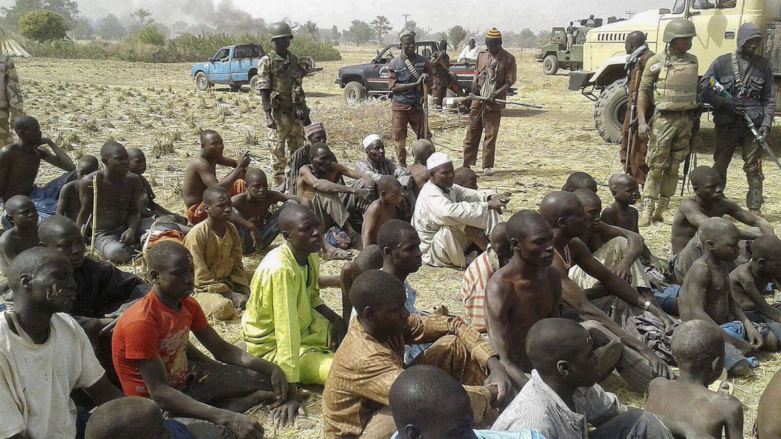 Fotografía de archivo de jóvenes nigerianos escoltados por militares en Borno