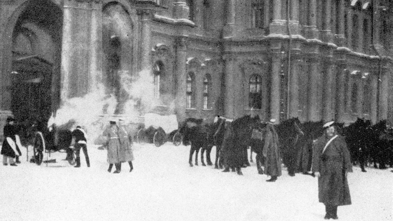 San Petersburgo.- Octubre de 1917. Edificio del palacio de Invierno tras el asalto. (Archivo Efe)
