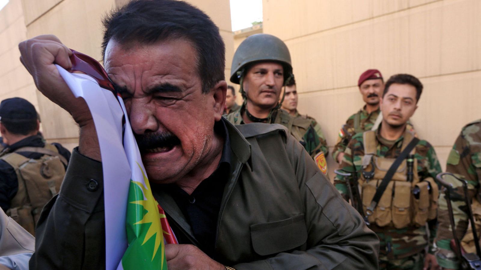 Un kurdo llora en una manifestación contra el enfrentamiento entre Irak y el Kurdistán