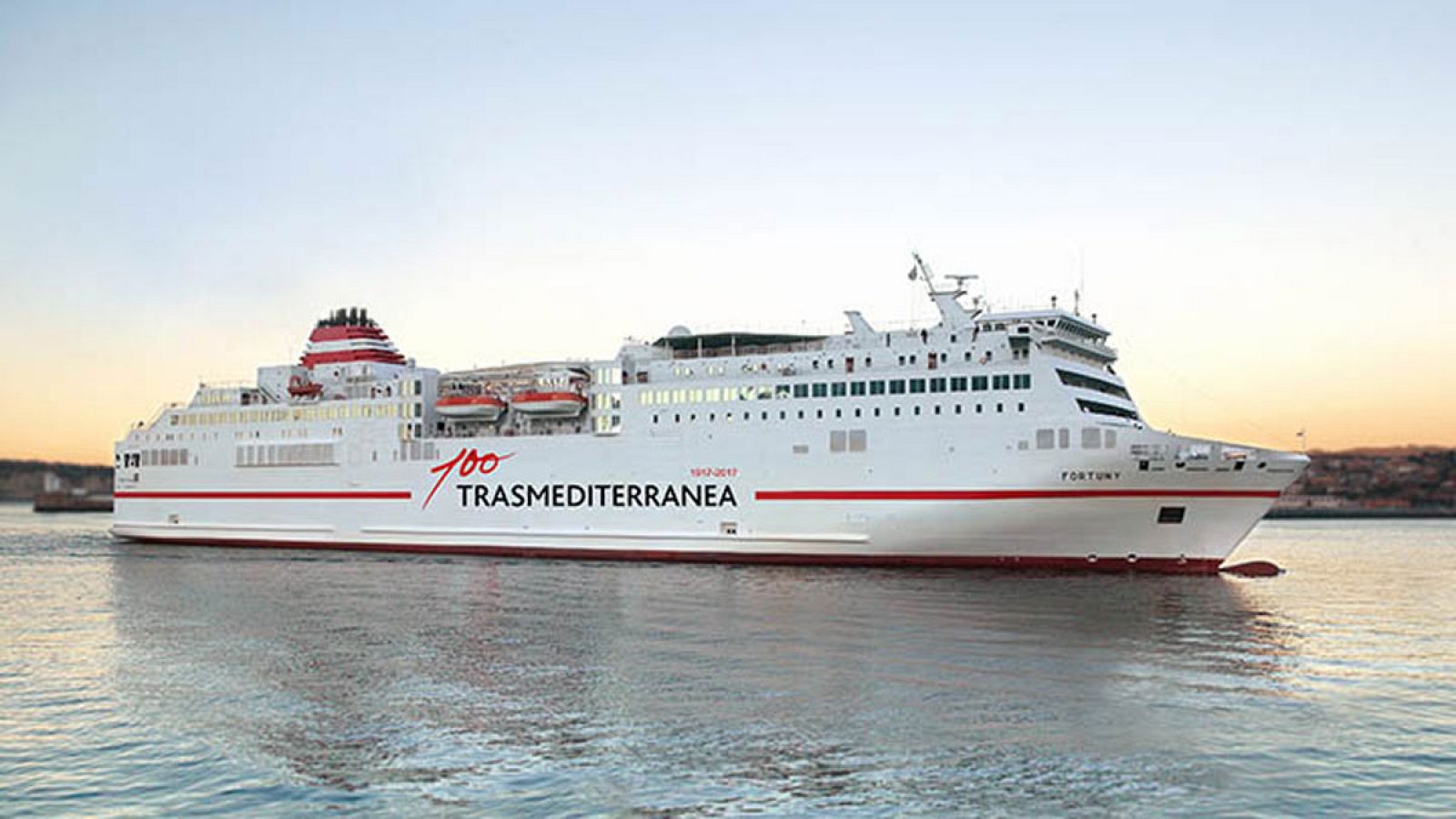 Un transbordador de la compañía Transmediterránea