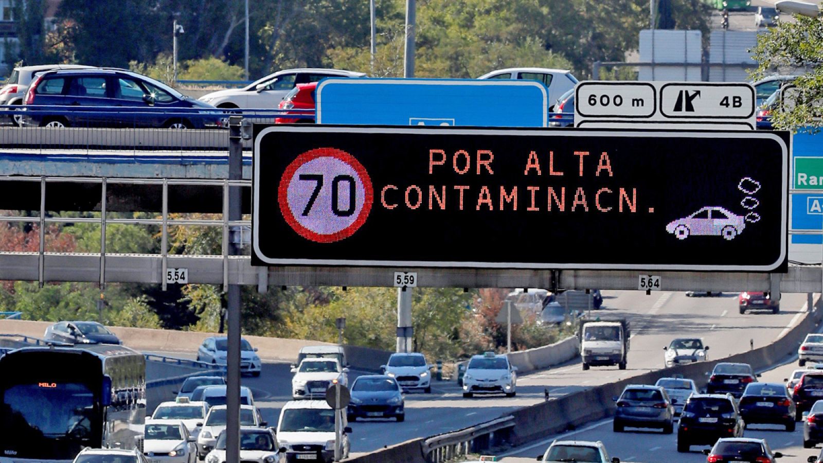 Un luminoso prohíbe la velocidad a más de 70 km/h en la vía de circunvalación de la M-30.