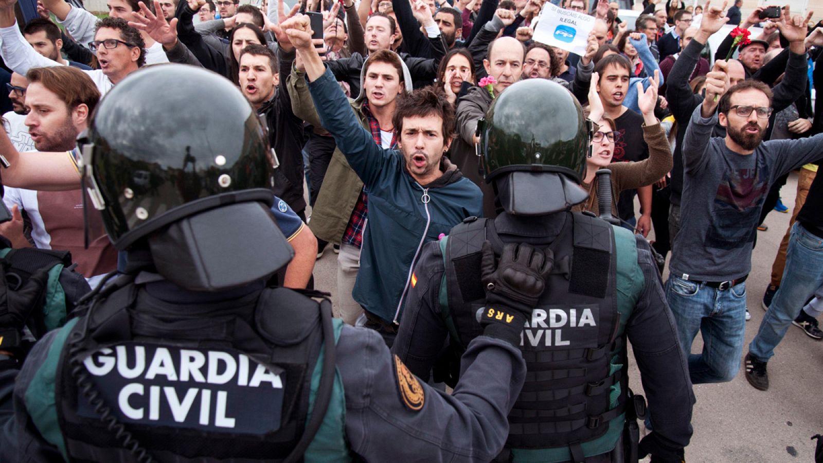 La Guardia Civil, en un centro de votación durante la jornada de referéndum independentista del 1-O